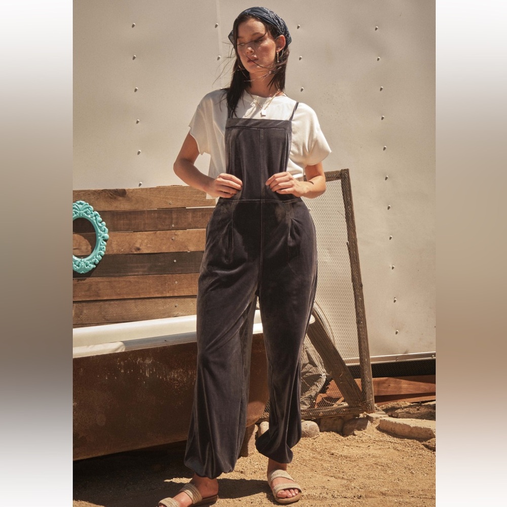 09 RESTOCK ✨Fabulous Stretch Velvet Pleated Overall jumpsuit - Picture 4 of 5